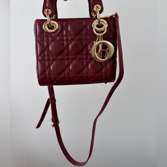 Elegant Burgundy Handbag - Picture 3 of 4